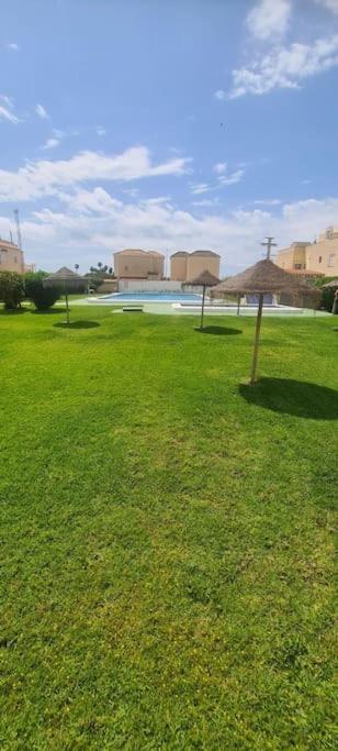 Bungalow Avec Piscine Torrevieja Extérieur photo
